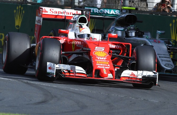 Vettel relega a a Mercedes de Nico Rosberg às sombras nas primeiras voltas do GP da Austrália (Paul Crock/AFP)