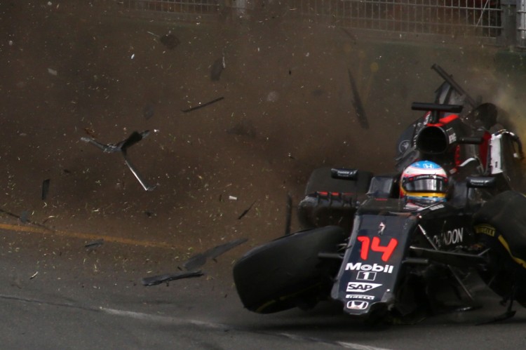 O acidente de Fernando Alonso em Melbourne (Max Blyton/AFP)