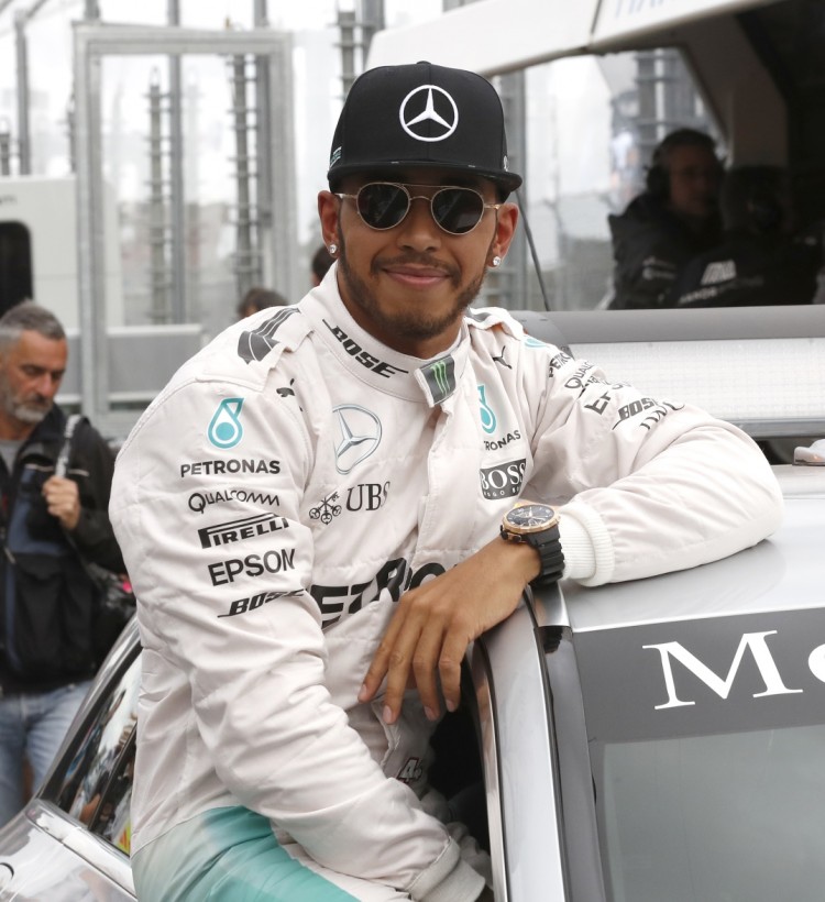 Lewis Hamilton, após obter a pole, no GP da Austrália, com aquela cara de "eu disse que ia dar errado" (Rob Griffith/Associated Press)