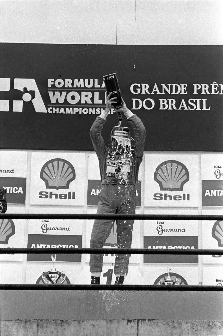 Senna comemora sua primeira vitória em um GP Brasil após oito participações na prova (Everton Ballarddin/Folhapress)