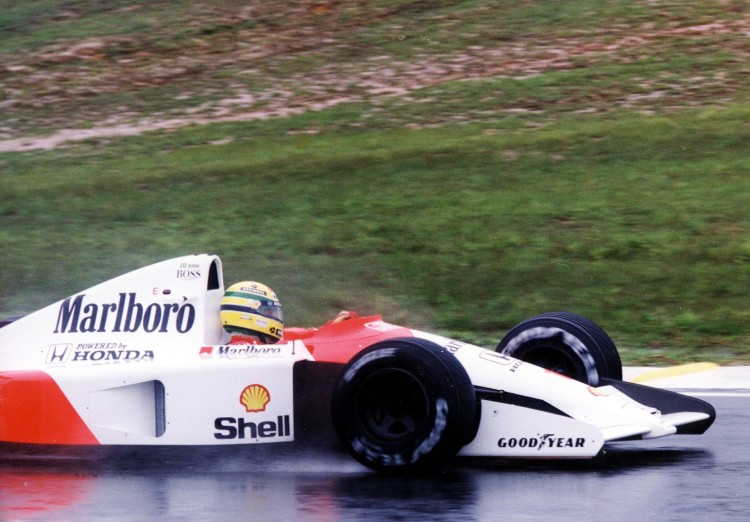 Chuva durante os treinos em Interlagos; pista molhada no fim da prova foi dificuldade adicional para o piloto (Luiz Novaes/Folhapress)