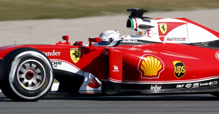 Sebastian Vettel durante os testes pré-temporada com a Ferrari, em Montmeló; pintura alude aos carros dos anos 70 (Albert Gea/Reuters)