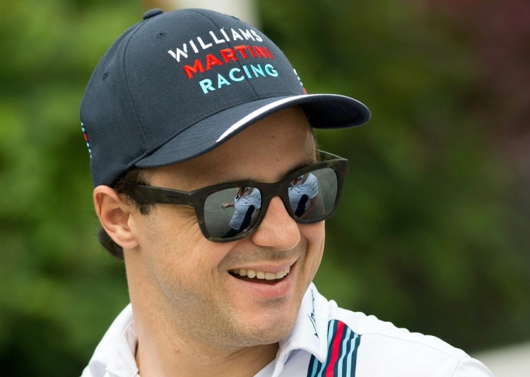 O que você está olhando, Felipe?? Piloto caminha pelo paddock do autódromo de Xangai (Johannes Eisele/AFP)