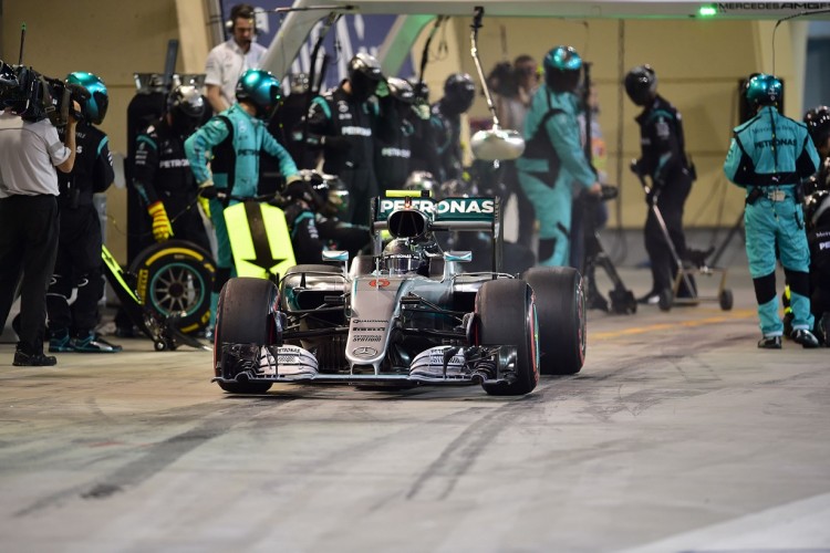 Nico Rosberg sai de sua seguna parada nos boxes em Sakhir (Andrej Isakovic/AFP)