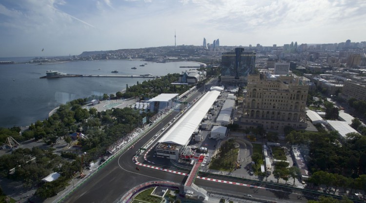 Baku, vista de seu ângulo mais europeu, recebe a F-1 para o GP da Europa (Ivan Sekretarev/AFP)