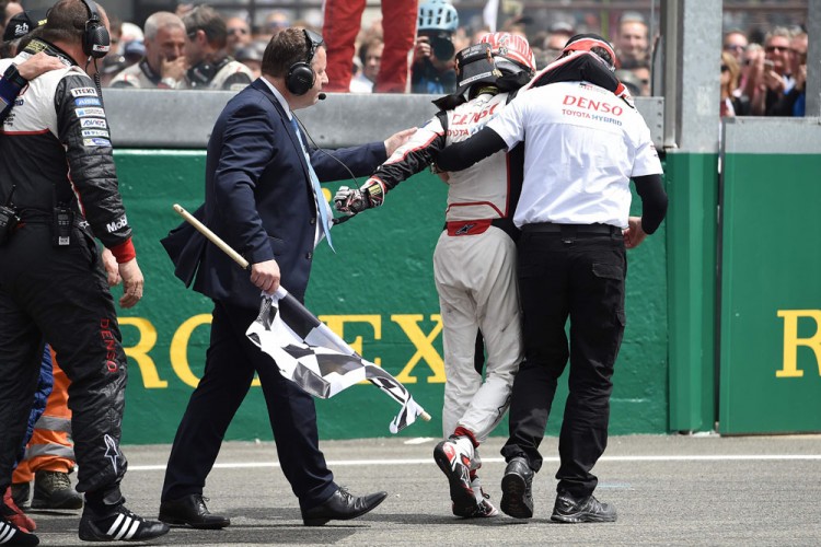 Kazuki Nakajima recebe ajuda para voltar aos boxes a pé depois do abandono,  minutos antes do fim da prova (Jean-Sebastién Evrard/AFP)