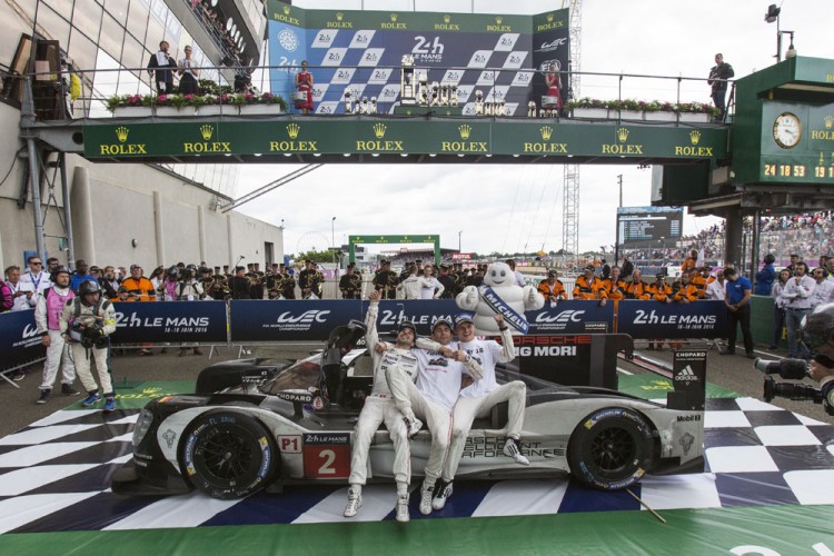 Pilotos da Porsche comemoram vitória nas 24 Horas (Kamil Zihnioglu/Associated Press)