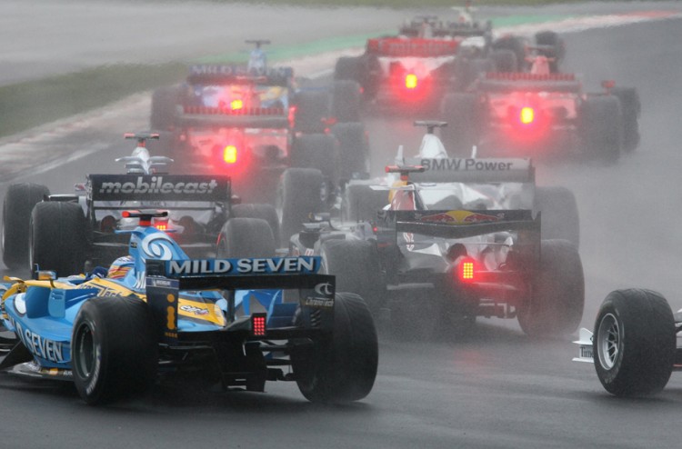 Alonso dá início a uma de suas primeiras voltas mais impressionantes, em Hungaroring, 2006 (Laszlo Balogh/Reuters)