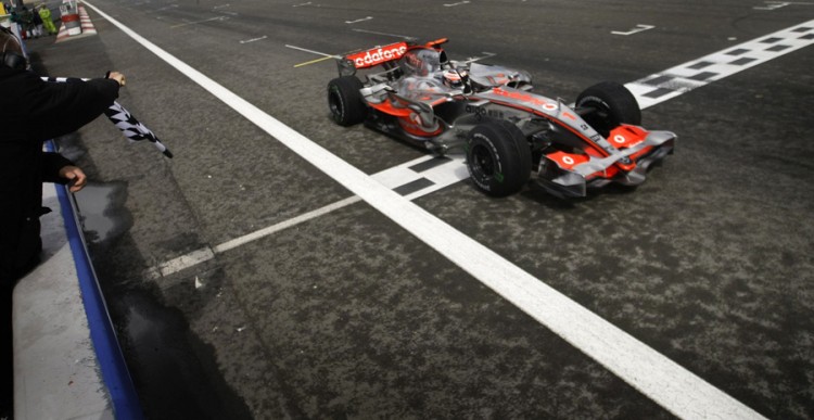 Alonso, na McLaren, recebe a bandeira quadriculada em Nürburgring (Kai Pfaffenbach/Reuters)