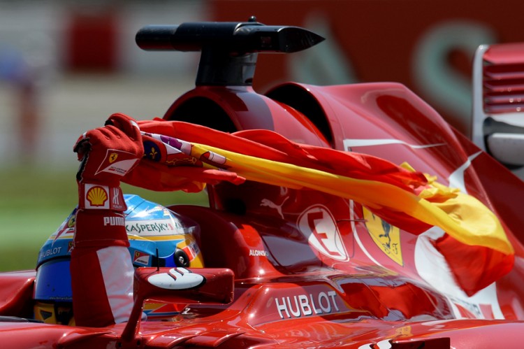 Com a bandeira espanhola, em Montmeló, após cruzar a linha de chegada (Lluis Gené/AFP)