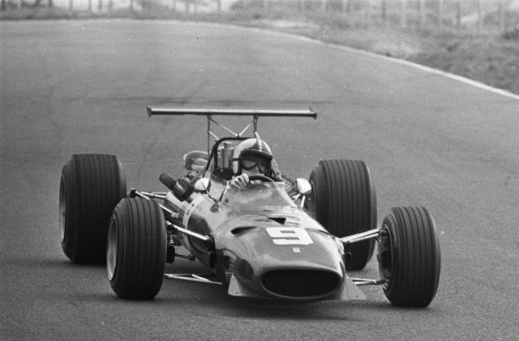 Amon a bordo de sua Ferrari no GP da Holanda de 1968 (Joos Evers/Anefo/Nationaal Archief)