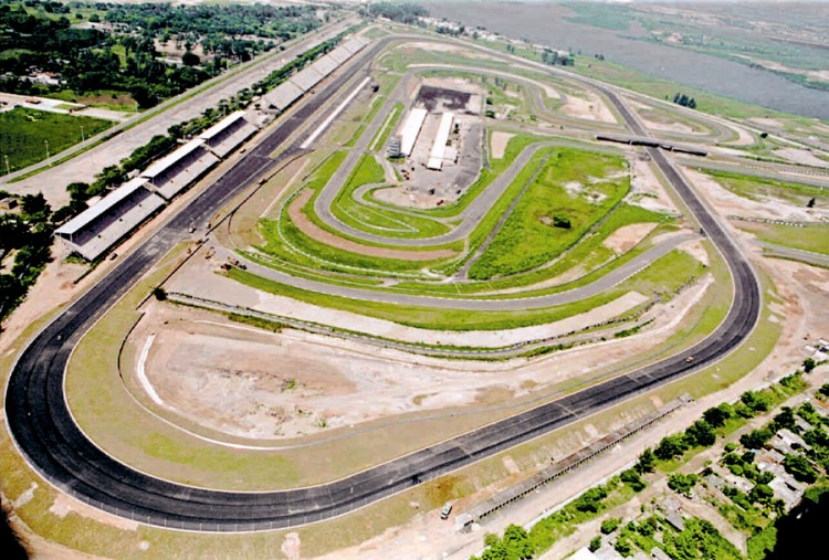 O autódromo de Jacarepaguá em 1996, com o traçado oval recém-construído, preparando-se para receber a etapa inaugural da Cart (Patrícia Santos - 26.fev.1996/Folhapress)