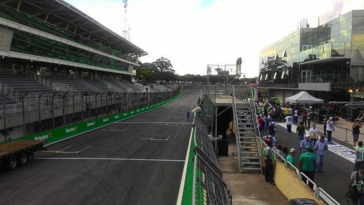 A reta dos Boxes de Interlagos, nesta quinta-feira  (Daniel Médici/Folhapress)