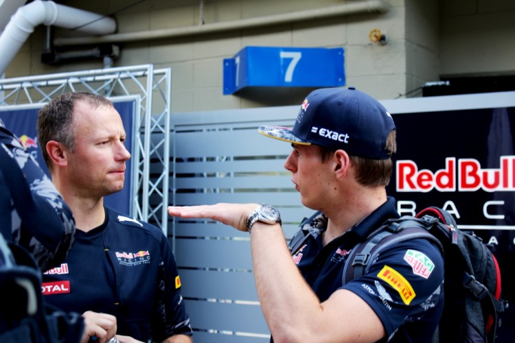 Max Verstappen conversa com membro da equipe Red Bull em Interlagos (Daniel Médici/Folhapress)