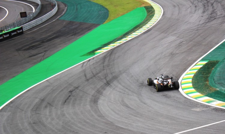 Área de escape asfaltada em Interlagos, durante treinos para o GP do Brasil de 2016 (Daniel Médici/Folhapress)