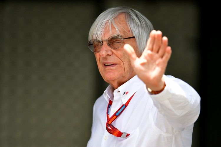 Ecclestone acena no paddock do cricuito de Baku, no Azerbaijão, que recebeu o GP da Europa em 2016 (Andrej Isakovic/AFP)