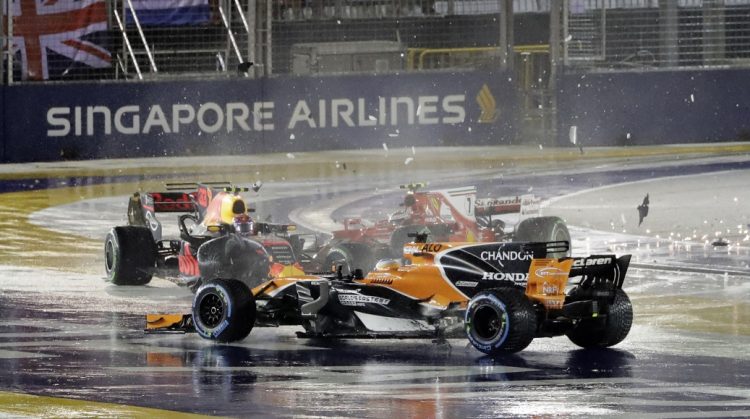 Carro de Fernando Alonso após ser atingido por Max Verstappen e Kimi Raikkonen, na largada do GP de Cingapura