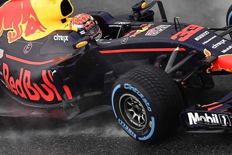 Detalhe do pneu de chuva dianteiro direito do carro de Max Verstappen no sábado do GP da Itália de 2017, em Monza