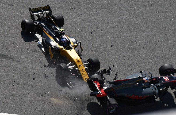 TOPSHOT - Renault's British driver Jolyon Palmer and Haas F1's French driver Romain Grosjean crash after the start of the Formula One Russian Grand Prix at the Sochi Autodrom circuit in Sochi on April 30, 2017. / AFP PHOTO / Andrej ISAKOVIC